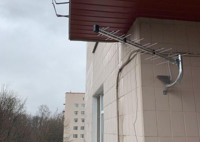 Установка цифровой антенны на фасаде больницы